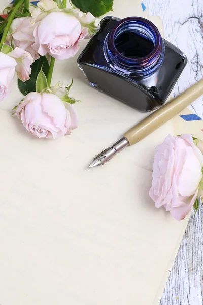 Set de papelería vintage y flores rosadas alrededor — Foto de Stock