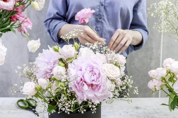 Florist at work: How to make fashionable flower box — Stock Photo, Image
