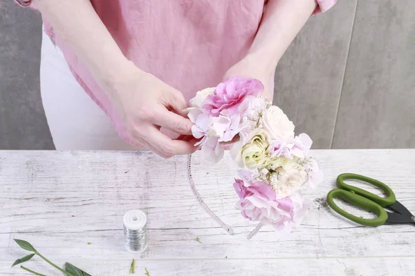 Fiorista al lavoro: come realizzare il tutorial della corona di fiori . — Foto Stock