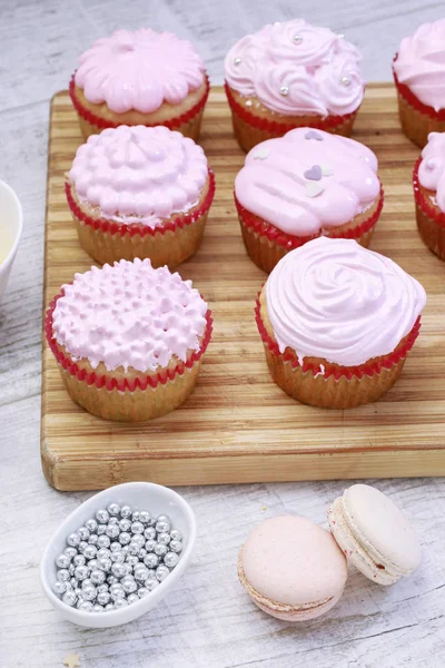 Muffins rosados decorados con chispas de colores . —  Fotos de Stock