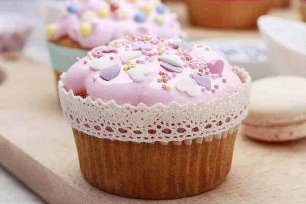 Rosa muffins dekorerad med färgglada strössel. — Stockfoto