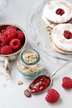 Ahududu reçeli ile Kaşık, müsli kavanoz, ev yapımı kurabiye ve bo