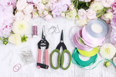Çiçekçi işyeri: Gül, lisianthus, dahlia, şakayık ve çiçekçi