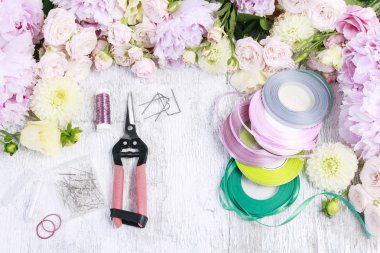 Çiçekçi işyeri: Gül, lisianthus, dahlia, şakayık ve çiçekçi