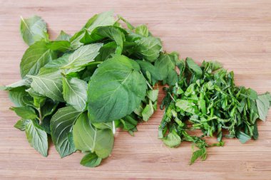 Nasıl geleneksel İngilizce limon merhem (nane) sosu yapmak