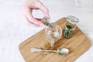 Nasıl geleneksel İngilizce limon merhem (nane) sosu yapmak