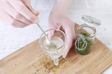 Nasıl geleneksel İngilizce limon merhem (nane) sosu yapmak