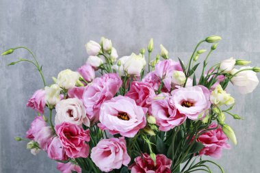 Pembe eustoma (lisianthus) çiçekleri