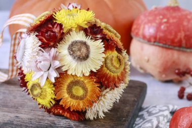 Helichrysum bracteatum'dan yapılmış dekoratif top