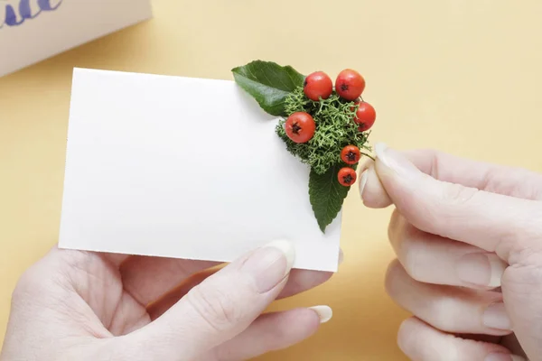 Cómo hacer tarjetas de nombre de lugar de Navidad con cartas escritas a mano — Foto de Stock