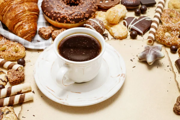 Cup of coffee and mix of sweets: cookies, chocolates and praline — Stock Photo, Image