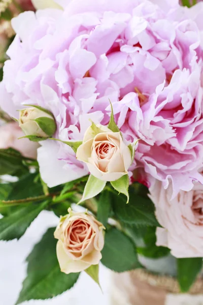 Strauß mit rosa Pfingstrosen und Rosen. — Stockfoto