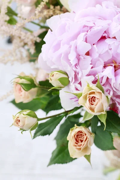 Strauß mit rosa Pfingstrosen und Rosen. — Stockfoto