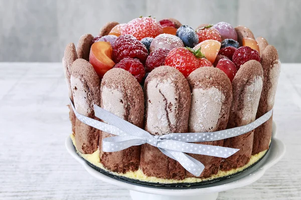 Pastel de charlotte francés con frutas de verano . — Foto de Stock