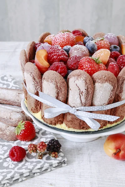 Franse charlotte taart met zomer fruit. — Stockfoto