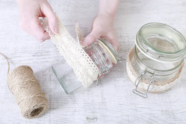 Cómo hacer frasco de vidrio decorado con encaje y cuerda — Foto de Stock