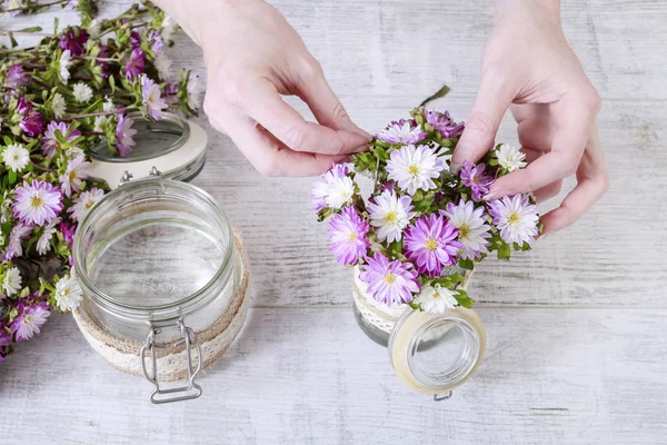 Cómo hacer ramo de flores en el interior de un jarrón de vidrio decorado wi —  Fotos de Stock