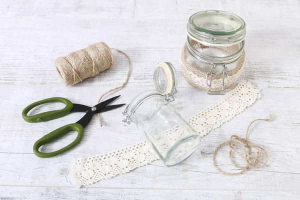 Come fare vaso di vetro decorato con pizzo e spago — Foto Stock