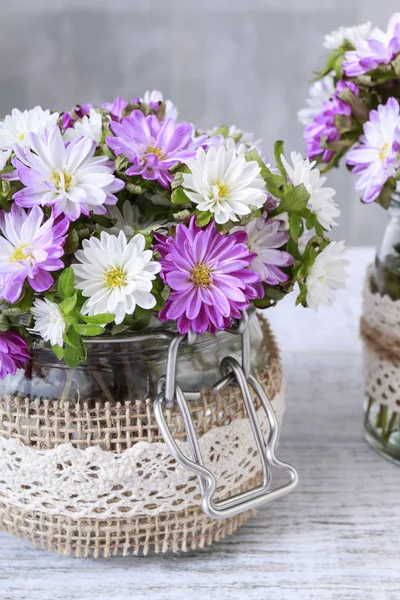 Bukett av lila och vita krysantemum blommor i glasburk — Stockfoto