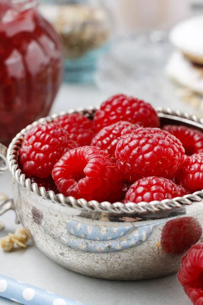 Bowl of raspberries. — Stock Photo, Image