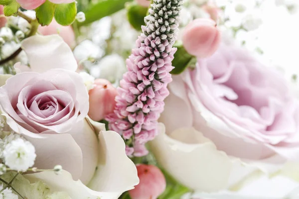 Bouquet de mariage avec roses roses — Photo