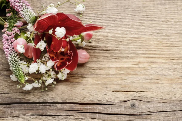 Mistura de flores em madeira branca — Fotografia de Stock