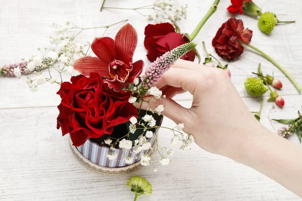 Hur man gör enkla blomsterarrangemang med röda orkidéer — Stockfoto