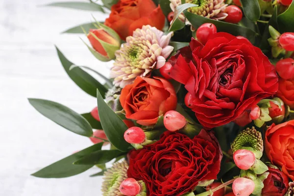 Fondo de flores con rosas, clavel y flores de ranúnculo . —  Fotos de Stock