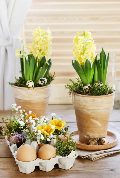 Arreglo floral de Pascua con caja de huevo de papel ordinario —  Fotos de Stock