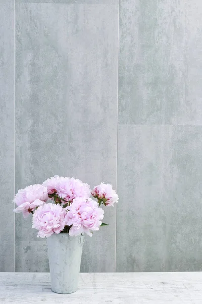 灰色石头背景上的粉红色牡丹花束 — 图库照片