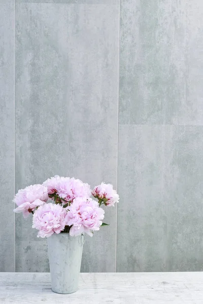 Bouquet of pink peonies on grey stone background — Stock Photo, Image