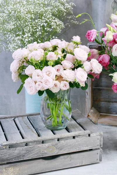 Strauß von rosa Rosen und anderen Pflanzen im Blumenladen. — Stockfoto