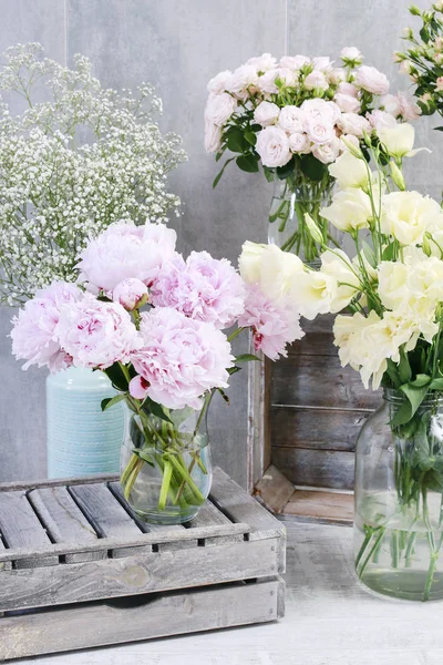 Bouquet de pivoines roses et autres plantes en boutique de fleurs . — Photo