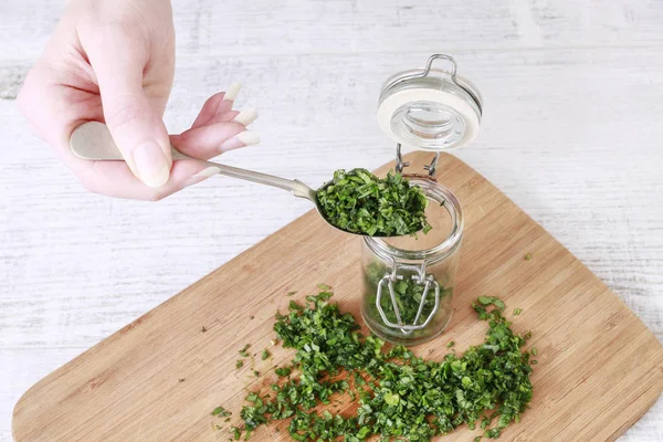 How to make traditional english lemon balm (mint) sauce — Stock Photo, Image