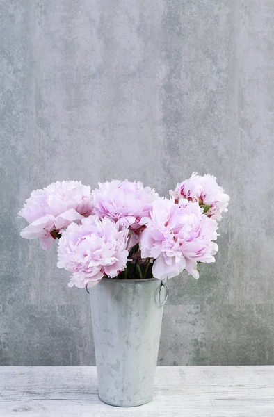 Bouquet di peonie rosa su sfondo grigio pietra — Foto Stock