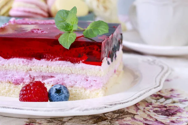 Torta di frutta a strati decorata con foglia di melissa . — Foto Stock