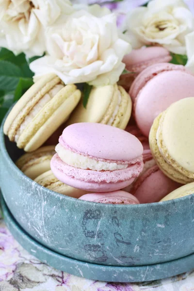 Macarons français dans la boîte — Photo