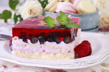 Katman meyve kek limon balsam yaprağı ile süslenmiş.