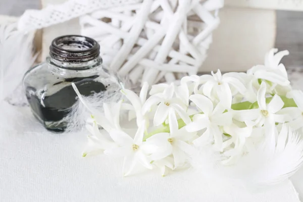 ヒヤシンスの花、インクウェル、白い羽、紙のシート. — ストック写真