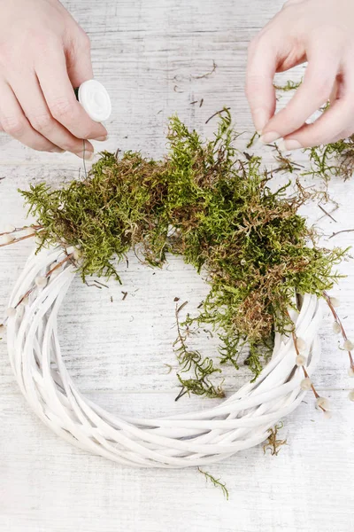 Weidenkranz mit Moos, Wachteleiern und Hyazin — Stockfoto