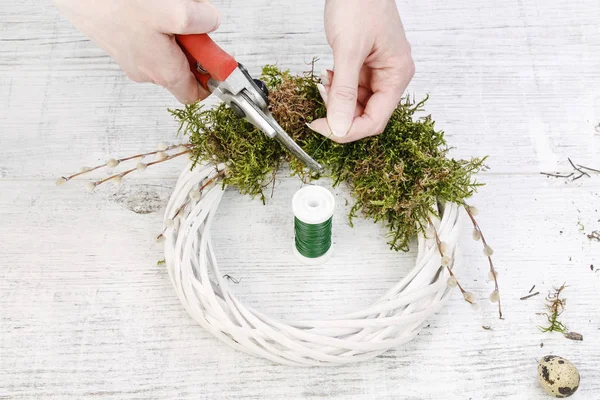 Hoe maak je witte rieten krans met mos, kwarteleieren en hyacine — Stockfoto