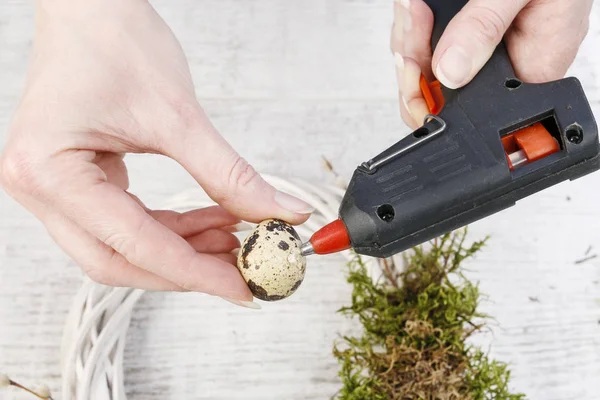 Hur man gör vit korg krans med mossa, vaktelägg och hyacin — Stockfoto