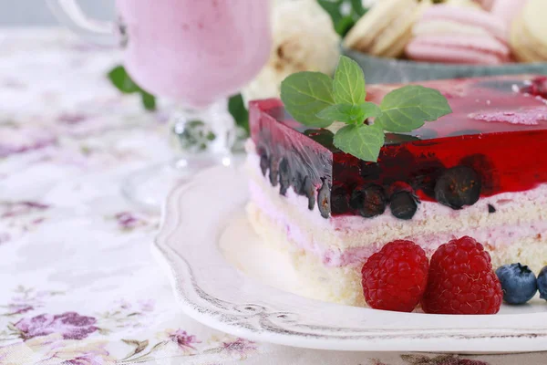 Schicht Obstkuchen mit Zitronenmelissenblatt verziert. — Stockfoto