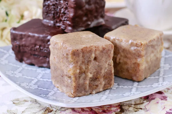 Peperkoek blokjes in chocolade, zoete dessert — Stockfoto