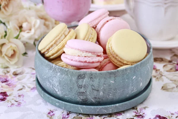 Tigela com macarons franceses amarelos e rosa . — Fotografia de Stock