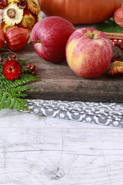 Manzanas rojas entre las decoraciones naturales de otoño . — Foto de Stock