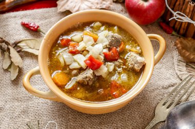 Taze sebze ve et ile gulaş çorbası.