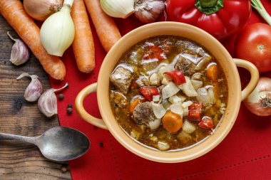 Taze sebze ve et ile gulaş çorbası.