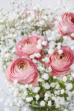 Pembe ranunculus çiçekler ve küçük beyaz gypsophila paniculata.