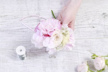 Nasıl gül, eustoma (lisianthus), horte ile çiçek taç yapmak
